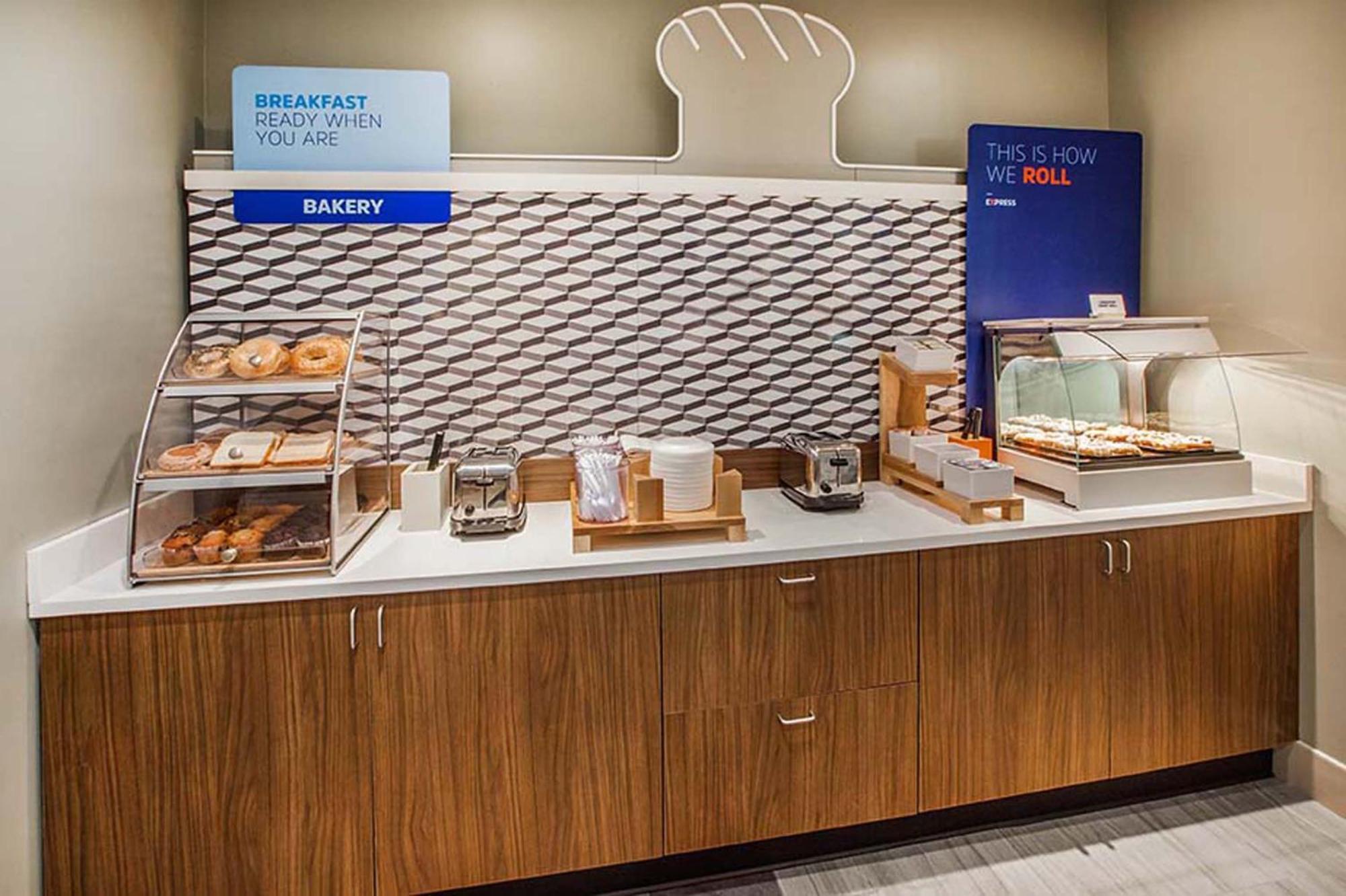Holiday Inn Express Dallas Market Center By Ihg Eksteriør billede