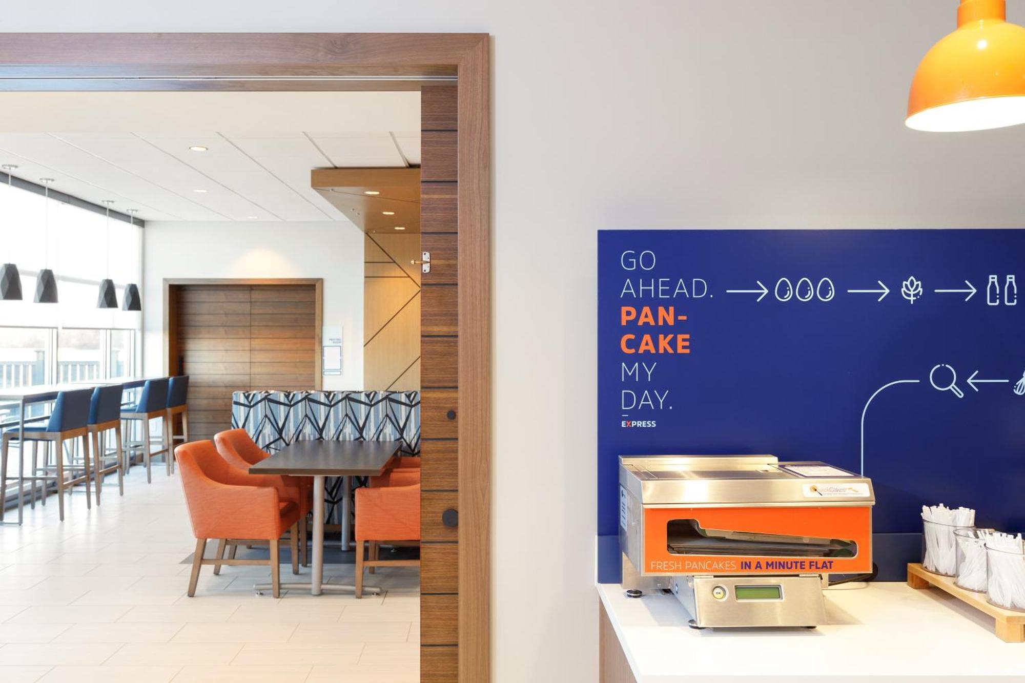 Holiday Inn Express Dallas Market Center By Ihg Eksteriør billede