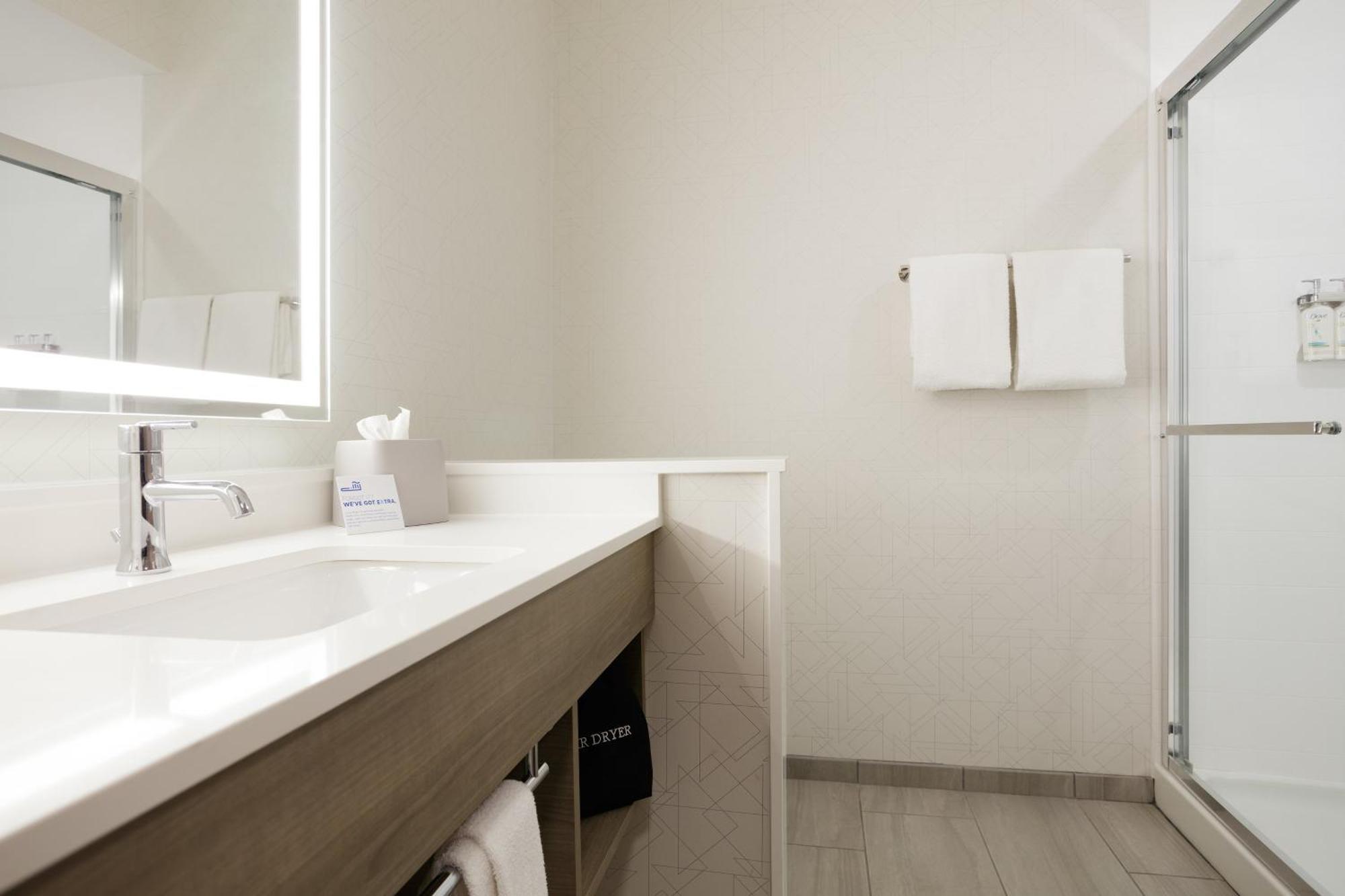 Holiday Inn Express Dallas Market Center By Ihg Eksteriør billede